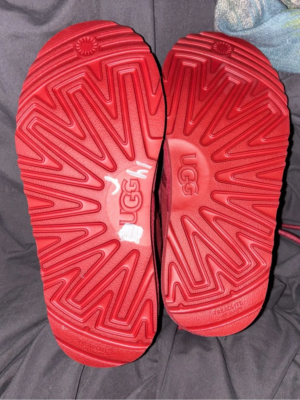 UGG Neumel chukka boots in samba red size 3